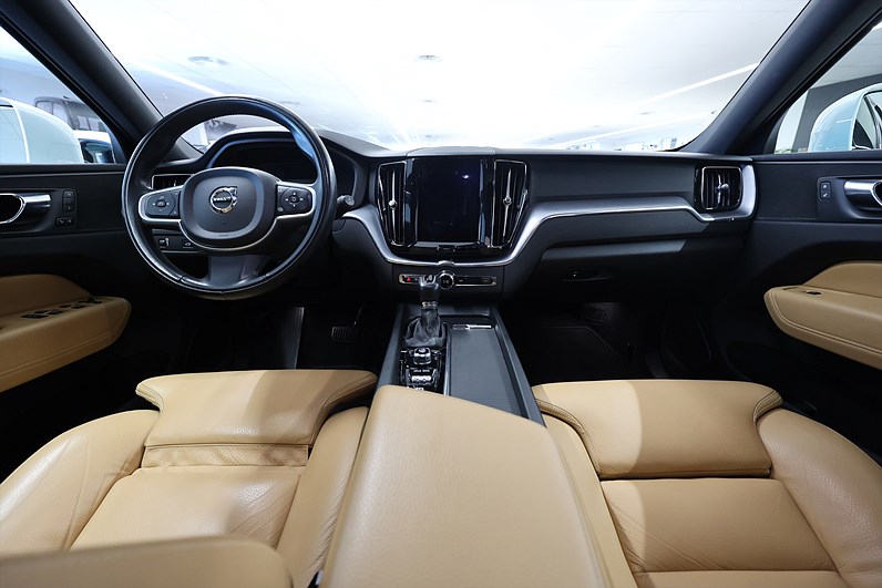 Volvo XC60 T5 250hk Momentum Keyless Läder Navi Värmare B-Kamera