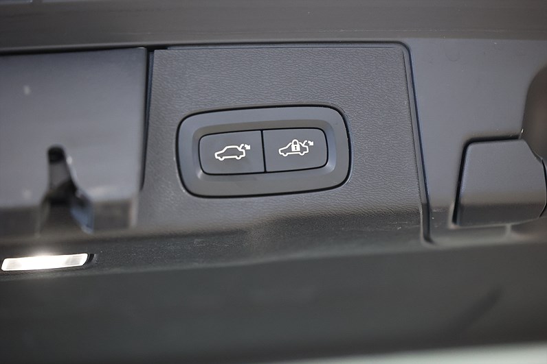 Volvo XC60 T5 250hk Momentum Keyless Läder Navi Värmare B-Kamera