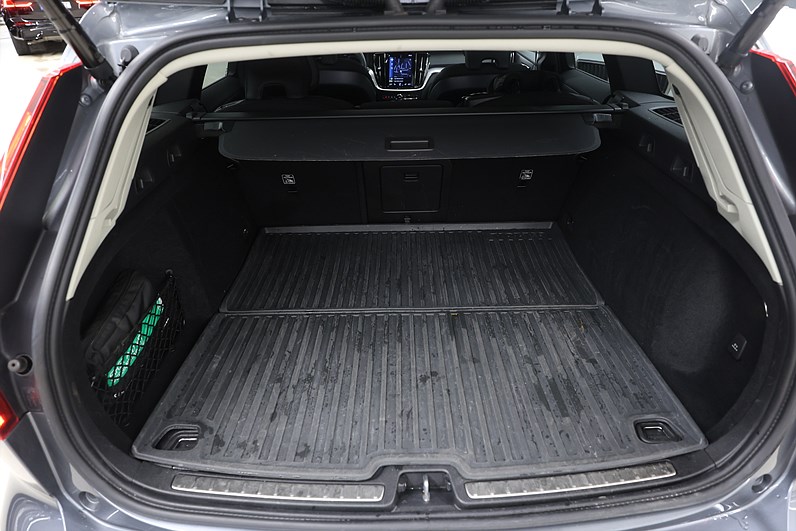 Volvo V60 B4 197hk Momentum Värmare Navi B-kamera