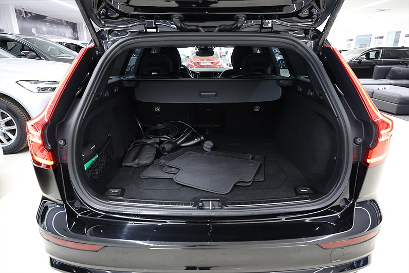 Volvo V60 Recharge T6 AWD 350hk Plus Dark Värmare B-kamera Navi