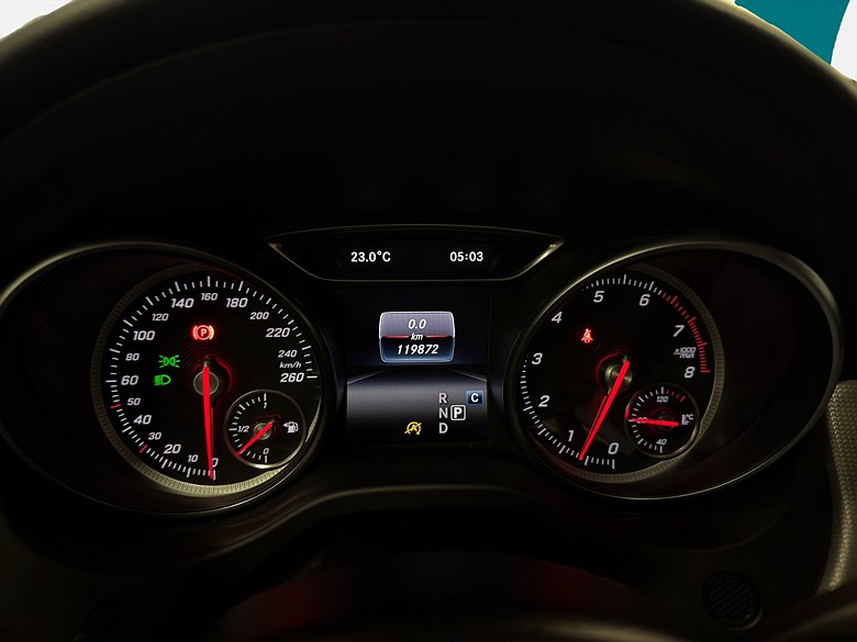 Mercedes-Benz GLA 220 4MATIC Dragkrok, 2018, röd – bild 11 av 21, begagnad hos Niber i Järfälla
