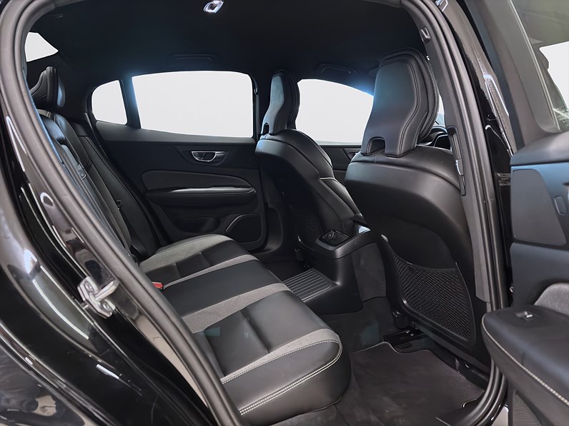 Volvo S60 Recharge T8 392hk R-Design Navi CarPlay B-Kamera