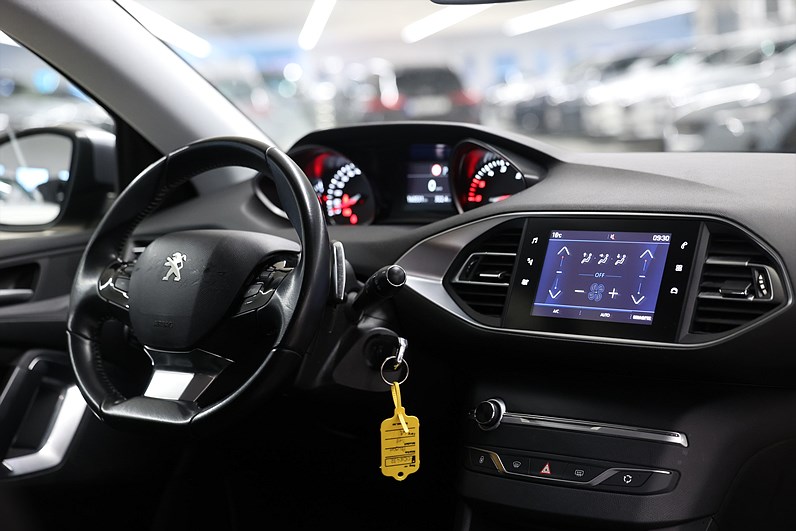 Peugeot 308 1.5 BlueHDi 130hk *Hjulkampanj!* Active PDC Värmare