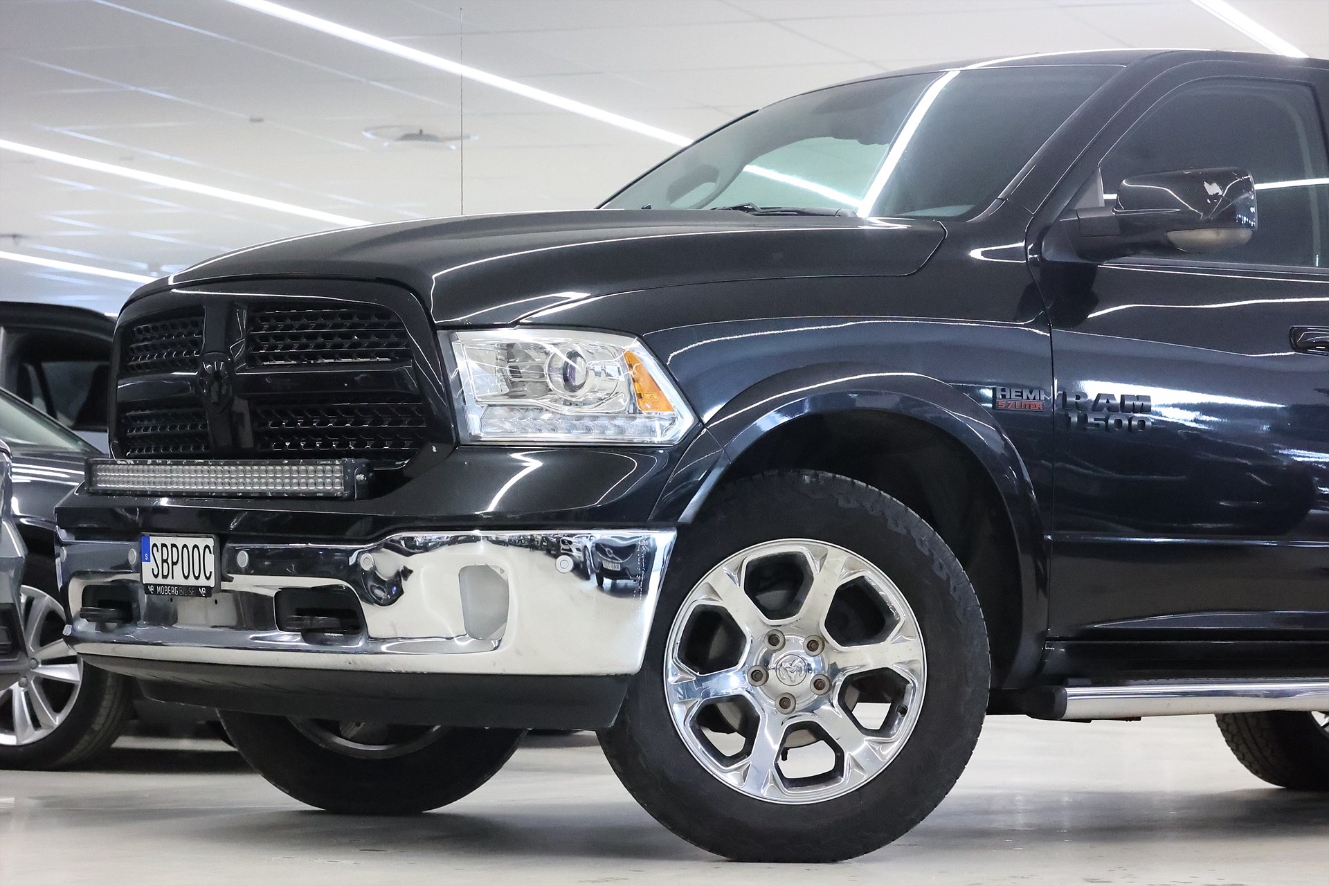 RAM 1500 Crew Cab 5.7 V8 4x4 395hk Laramie Alpine Läder Drag