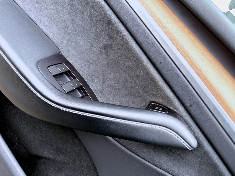 Tesla Model Y Long Range AWD 514hk Pano Läder Navi B-Kamera