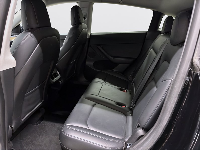 Tesla Model Y Long Range AWD 514hk Pano Läder Drag Navi