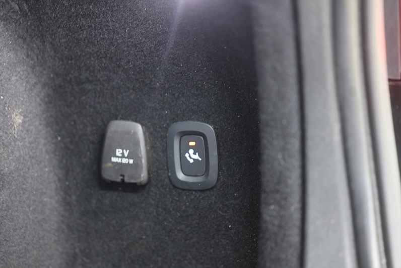 Volvo V60 Recharge T8 AWD 456hk R-Design B&W HUD Pano