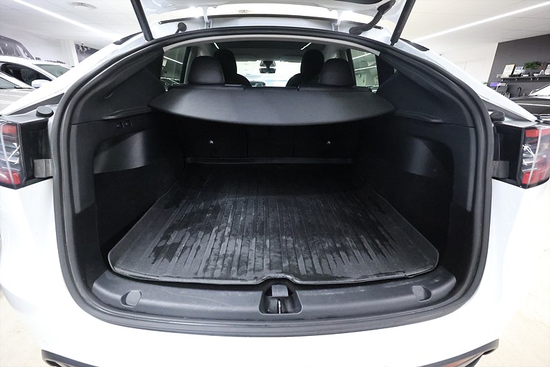 Tesla Model Y Long Range AWD 514hk Pano Drag Navi Läder