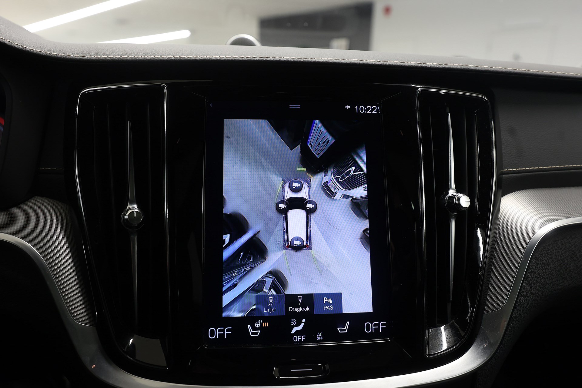 Volvo V60 Recharge T8 AWD 456hk R-Design B&W HUD Pano