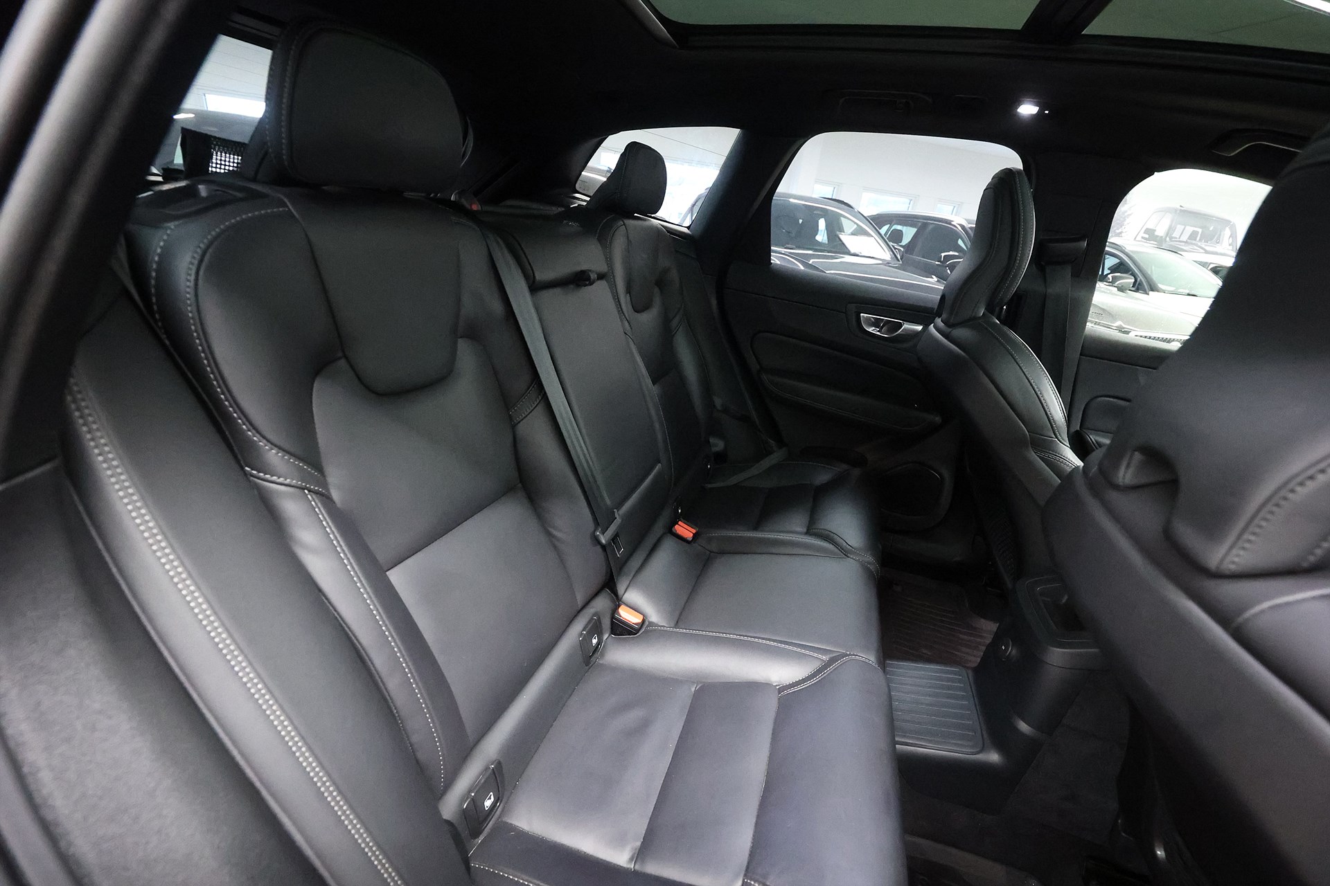 Volvo XC60 Recharge T8 AWD 456hk Ultimate Black Edt H/K 360 HUD Massage