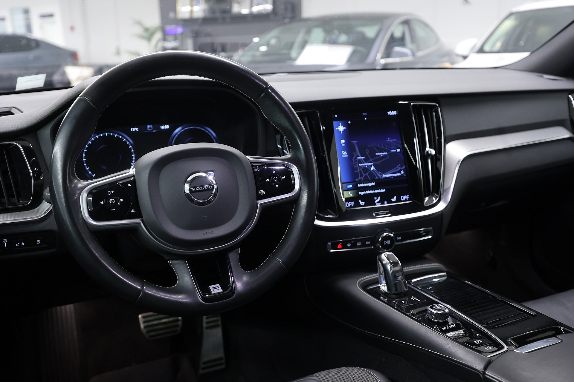 Volvo V60 Recharge T8 AWD 392hk R-Design Pano Drag Navi