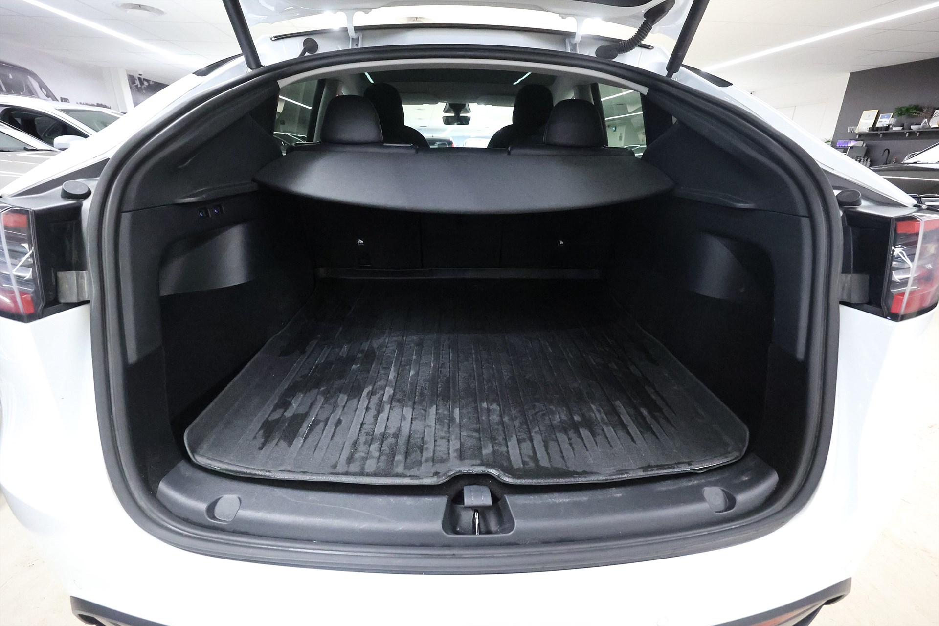 Tesla Model Y Long Range AWD 514hk Pano Drag Navi Läder