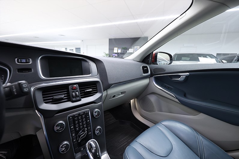 Volvo V40 D3 150hk Aut Summum Teknik Pkt Skinn Värmare