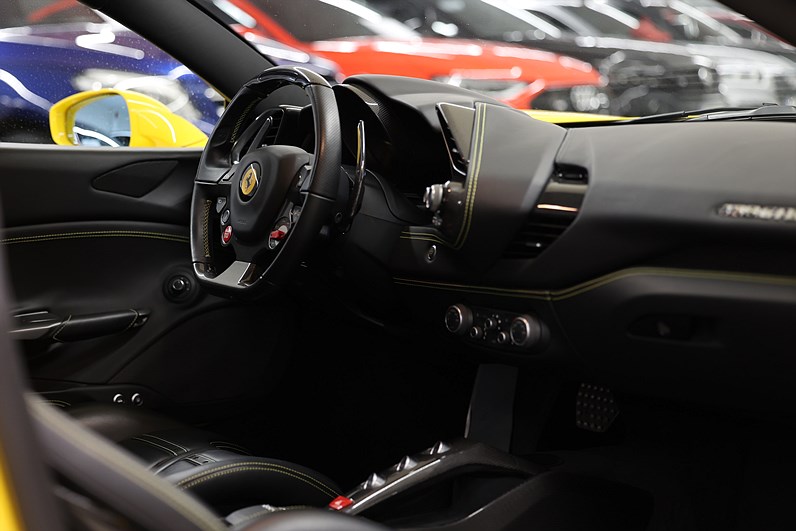 Ferrari 488 GTB 3.9 V8 670hk Kolfiber Giallo Svensksåld