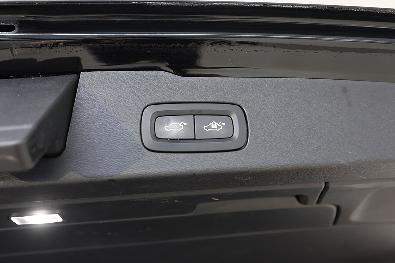 Volvo V60 Recharge T8 AWD 392hk R-Design Pano Drag Navi