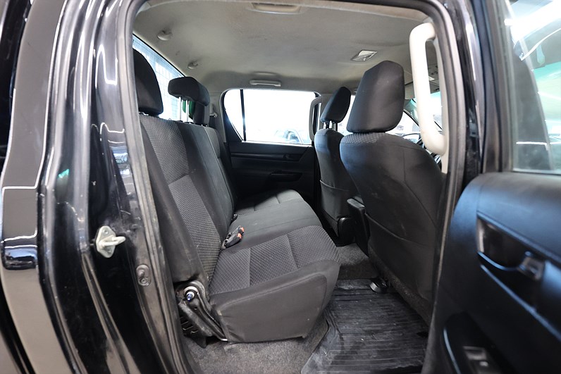 Toyota Hilux Dubbelhytt 2.4 AWD 150hk Dragkrok LEASEBAR