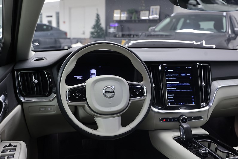 Volvo V60 Recharge T6 AWD 350hk Core Bright Skinn Drag