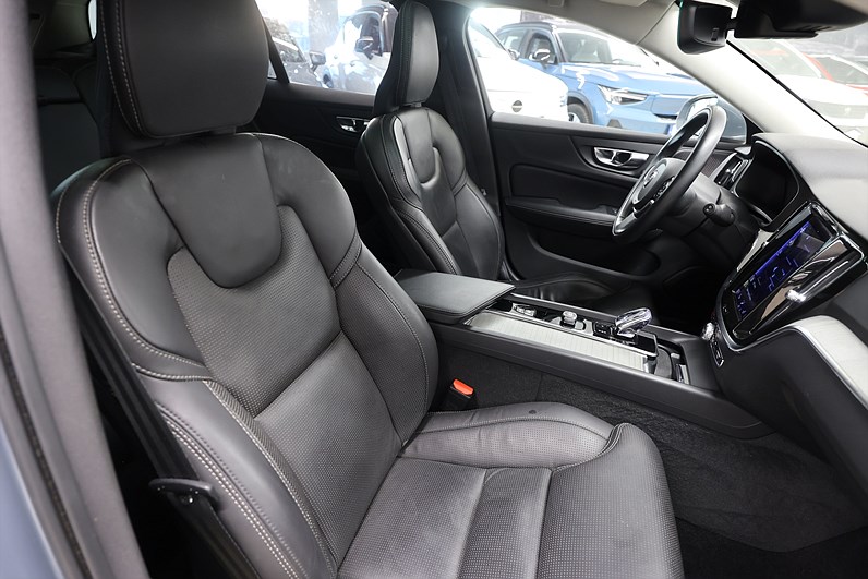 Volvo V60 B3 163hk Inscription H/K HUD Pano Massage 360 Drag