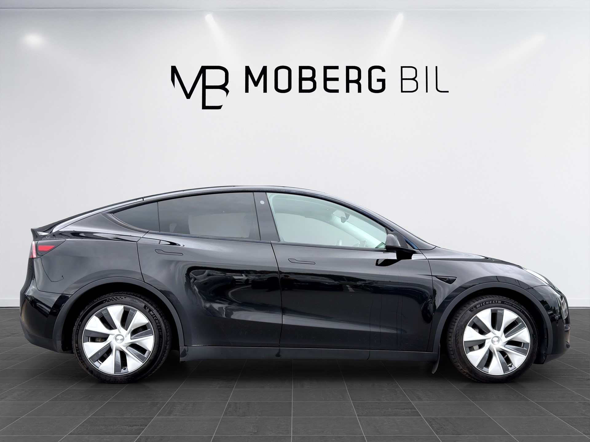 Tesla Model Y Long Range AWD 514hk Pano Läder Navi B-Kamera