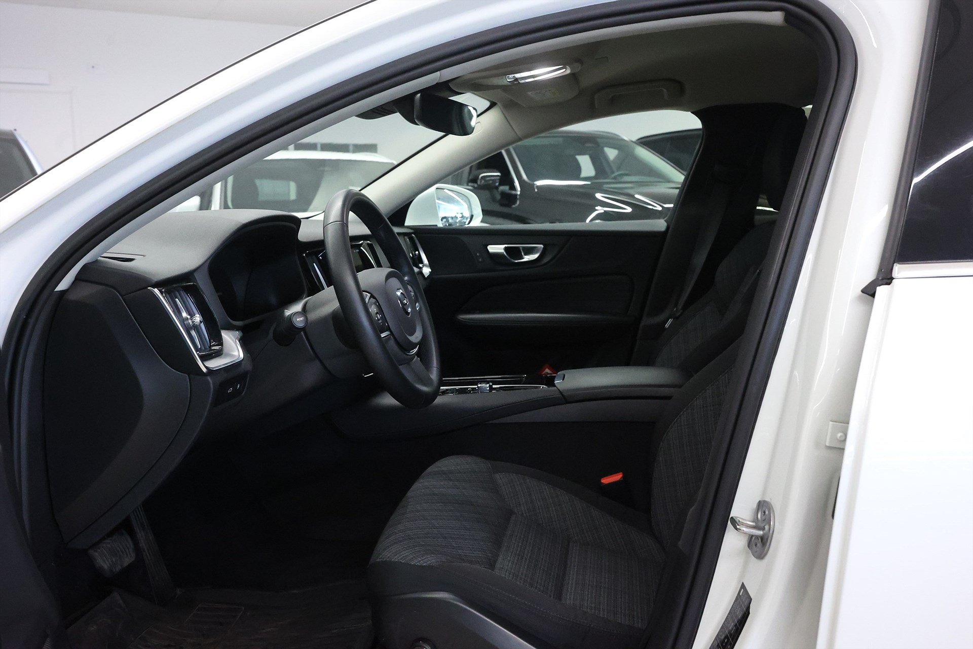 Volvo V60 Recharge T6 AWD 350hk Navi Värmare Drag Keyless