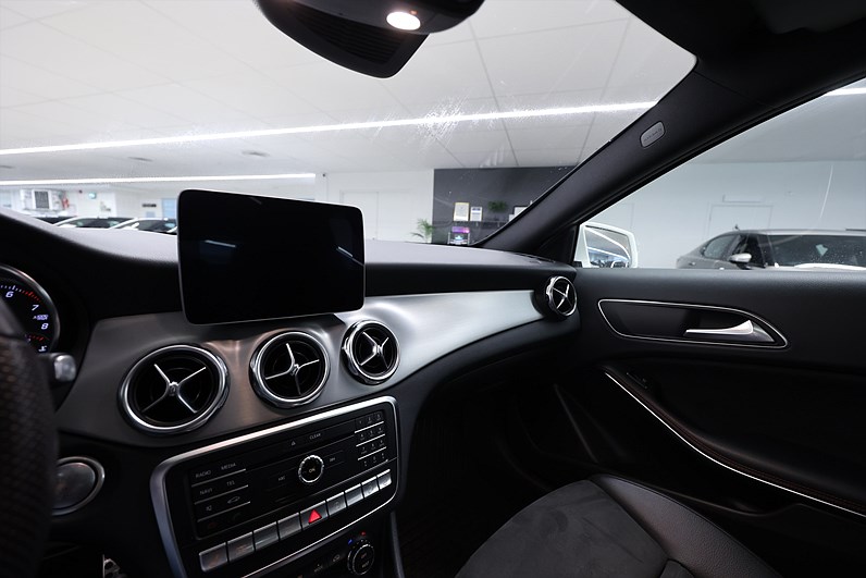 Mercedes-Benz GLA 250 4M AMG Line Pano B-kamera Navi