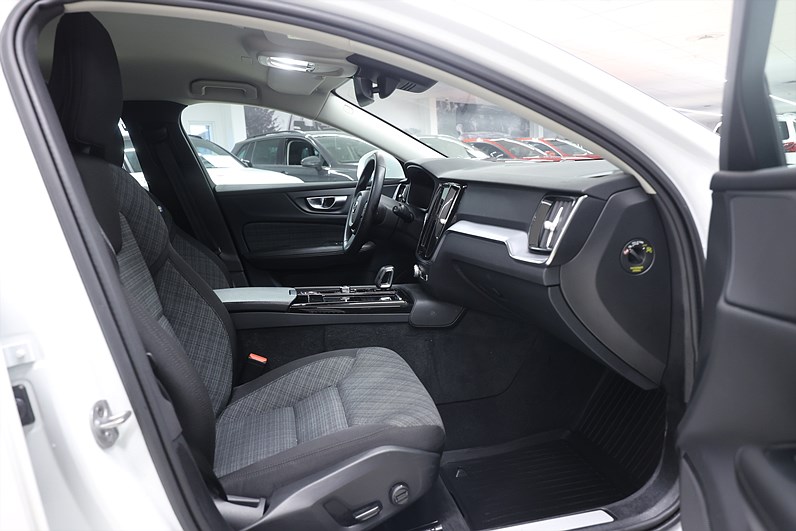 Volvo V60 Recharge T6 AWD 350hk Core Drag B-kamera Keyless