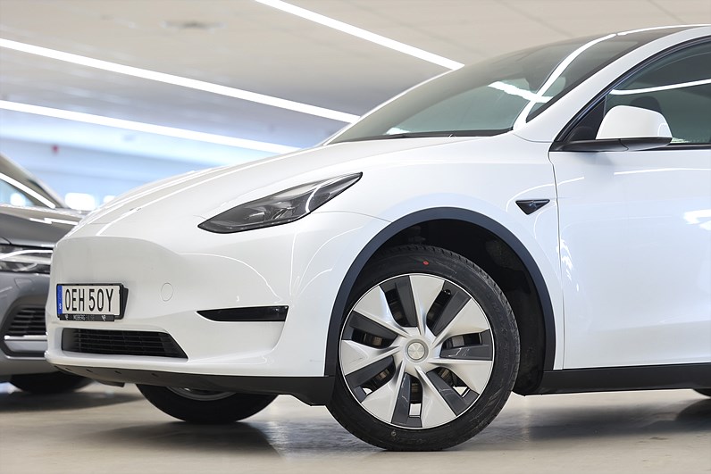 Tesla Model Y Standard Range 299hk Pano Läder Navi Drag B-Kamera