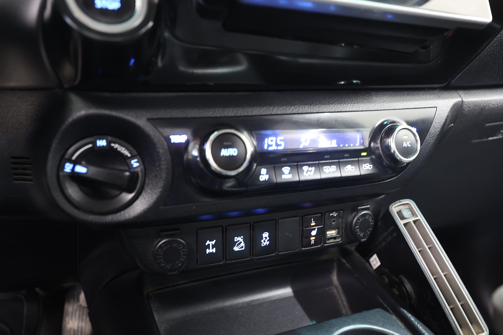 Toyota Hilux 2.4 AWD 150hk Drag B-kamera Värmare Skinn MOMS