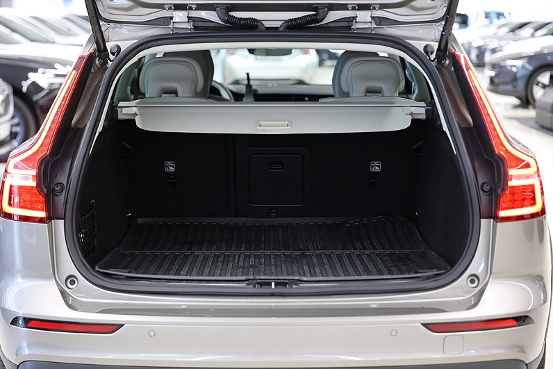 Volvo V60 Cross Country B4 Momentum H/K B-Kamera Skinn Keyless