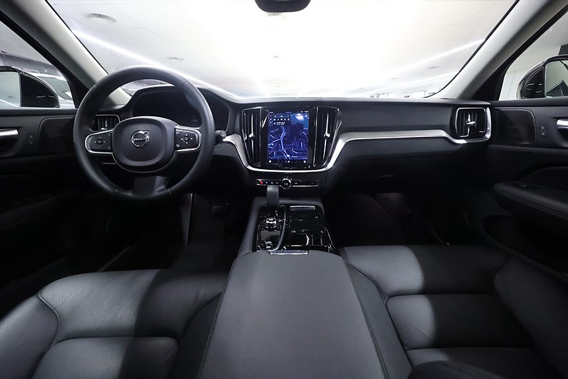 Volvo V60 Recharge T6 AWD 350hk Core H/K Läder Keyless Navi Drag