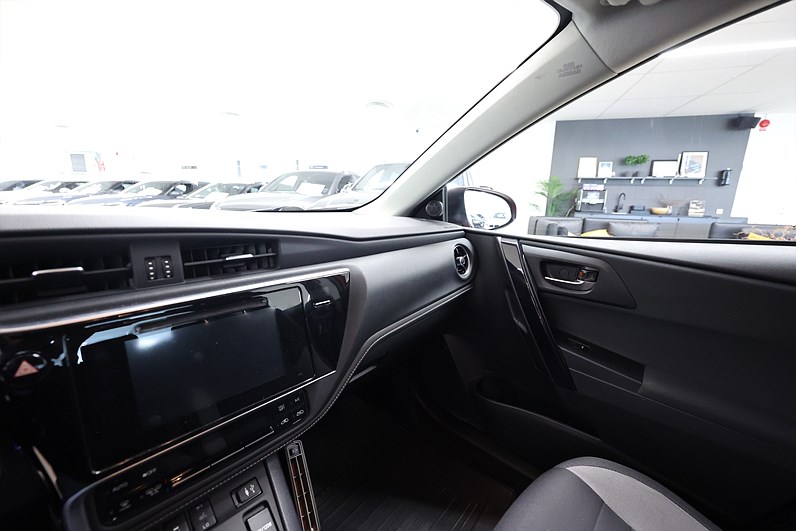 Toyota Auris 1.8 HSD 136hk Active B-Kamera Navi K-Värmare