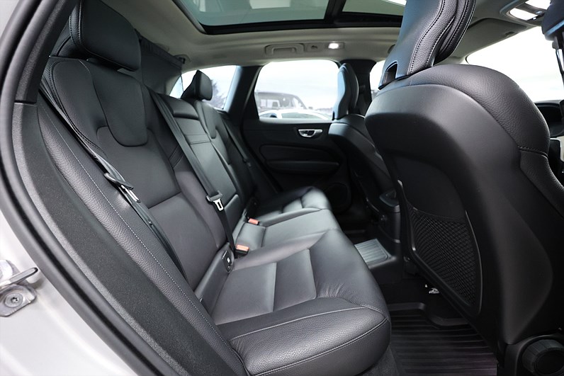Volvo XC60 T6 AWD Recharge 340hk Inscription Orrefors Pano Drag H/K MOMS