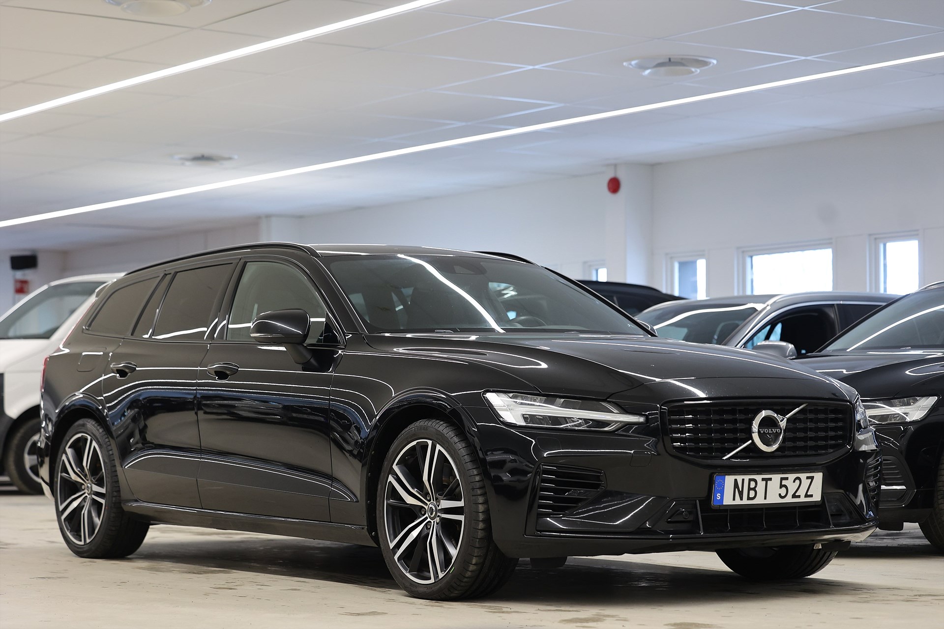 Volvo V60 Recharge T8 AWD 456hk R-Design B&W HUD Pano