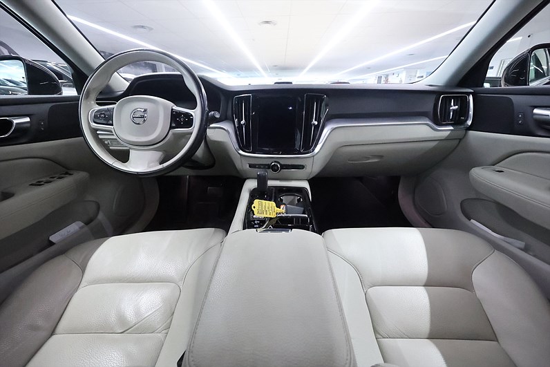 Volvo V60 Recharge T6 AWD 340hk Inscription Exp Läder Keyless Drag PDC