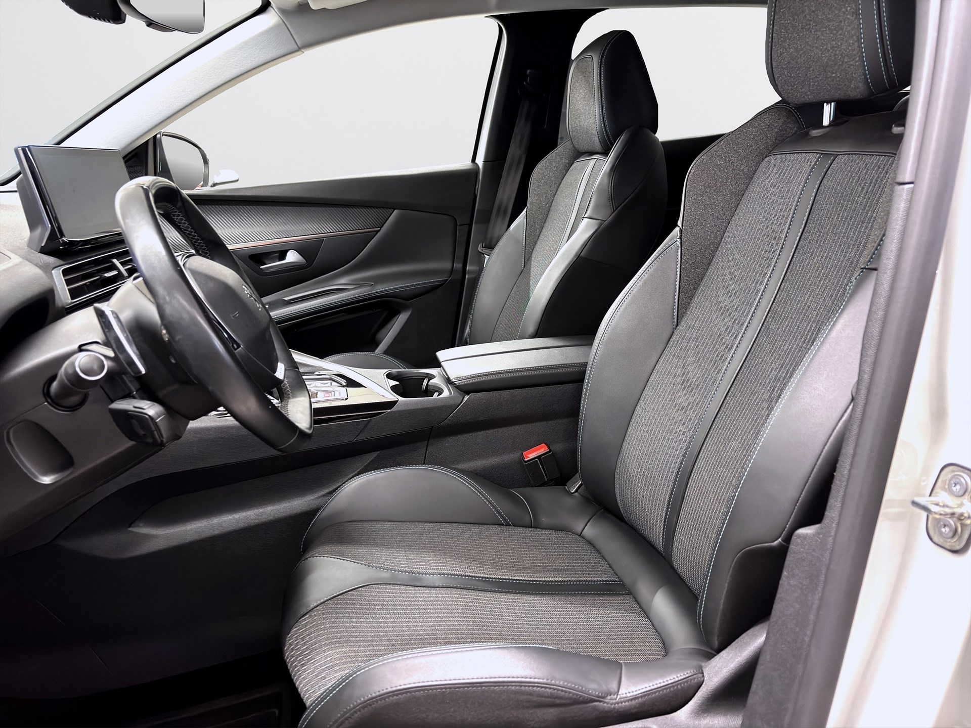 Peugeot 3008 HYBRID 225 EAT 224hk Allure Navi B-Kamera PDC