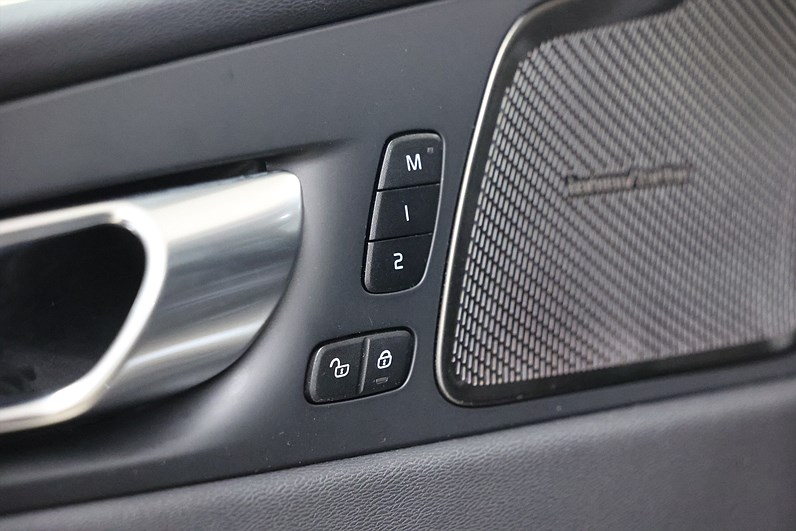 Volvo XC60 Recharge T8 AWD 456hk Ultimate Black Edt H/K 360 HUD Massage