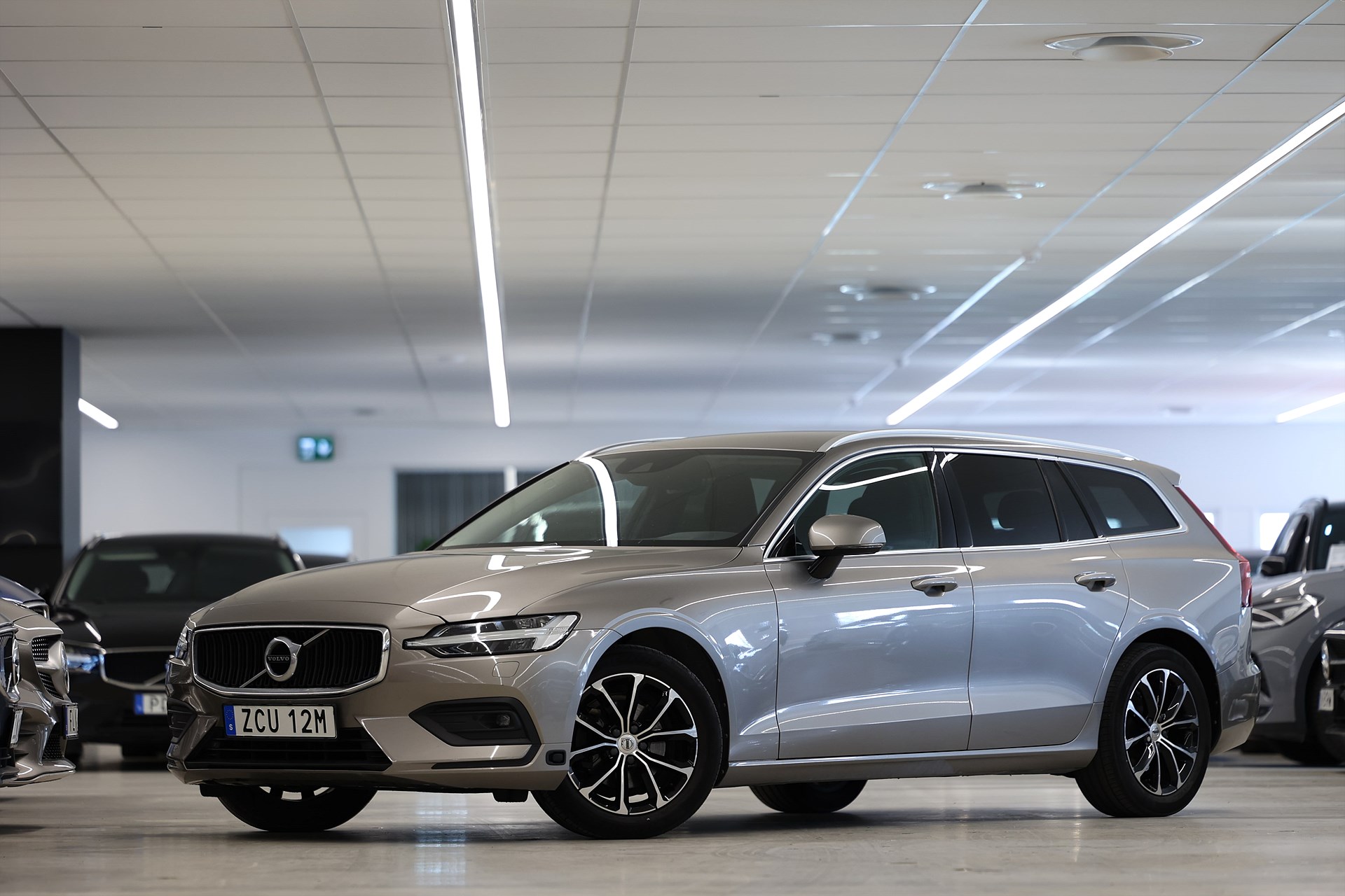 Volvo V60 B4 197hk Momentum H/K Värmare CarpPlay Drag B-Kamera