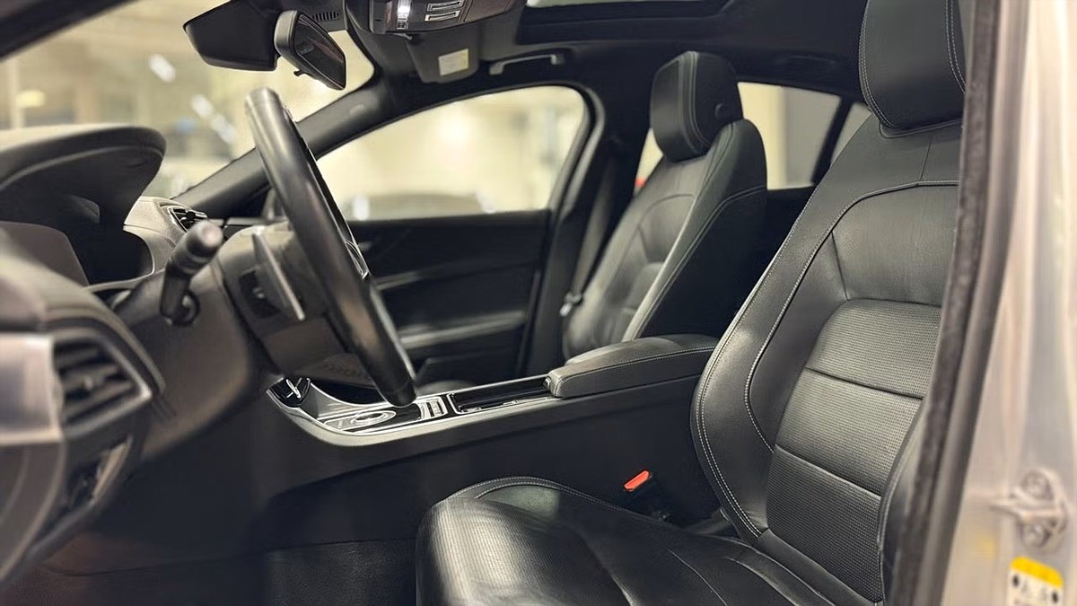 Jaguar XE – bild 9