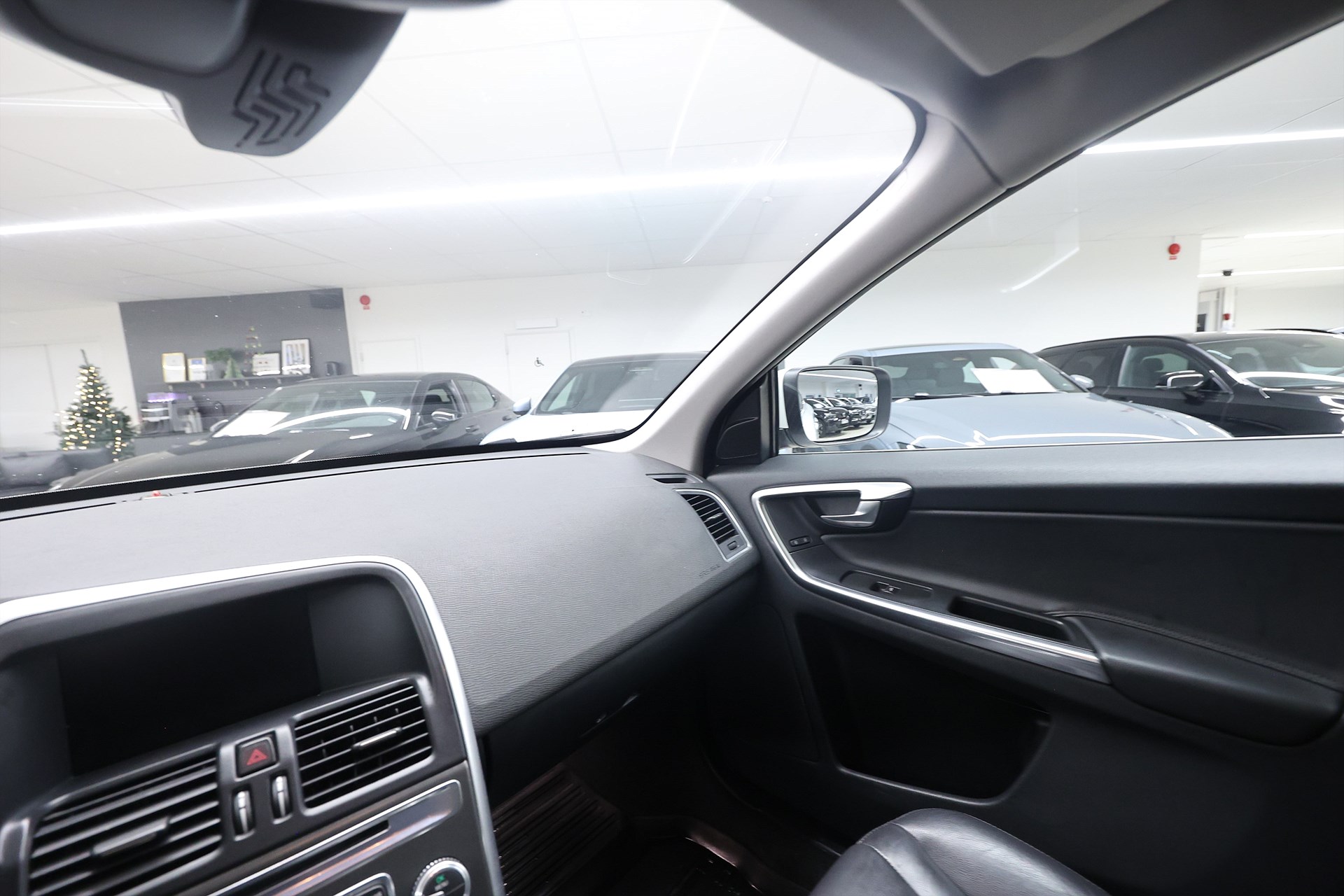 Volvo XC60 D4 AWD 181hk *Hjulkampanj!* Summum B-kamera Värmare