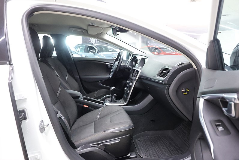 Volvo V40 Cross Country D2 115hk Momentum Värmare PDC