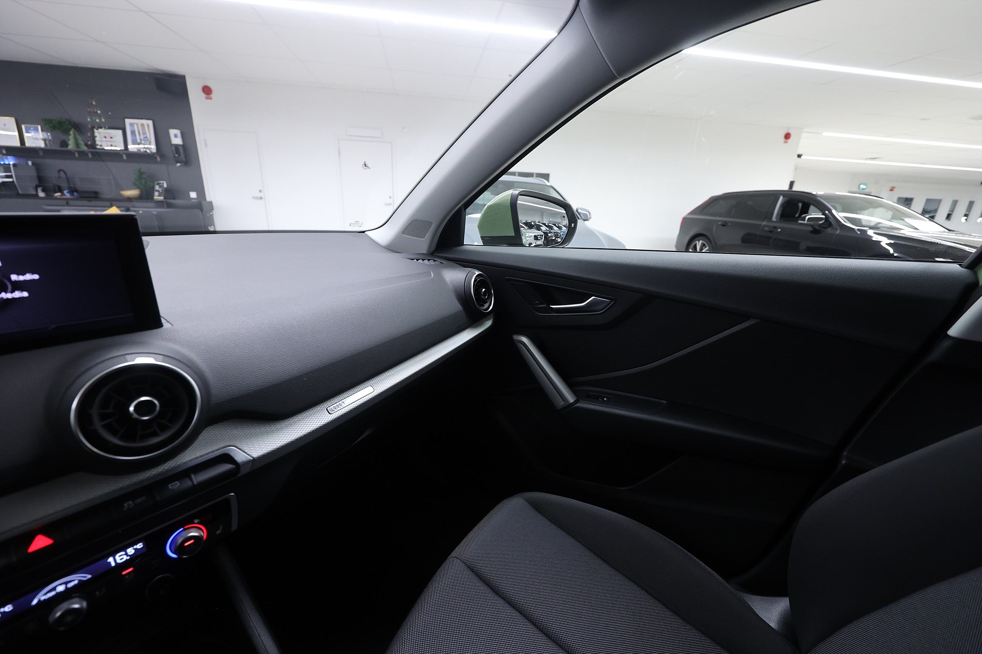 Audi Q2 30 TFSI 110hk *Hjulkampanj!* Proline PDC LED Farth MOMS