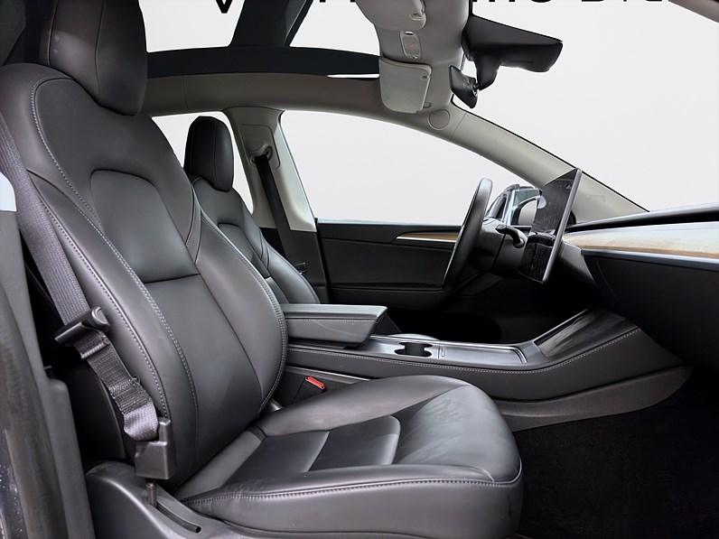 Tesla Model Y Long Range AWD 514hk Pano Läder Drag Navi