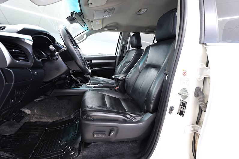 Toyota Hilux 2.4 AWD 150hk Drag B-kamera Värmare Skinn MOMS