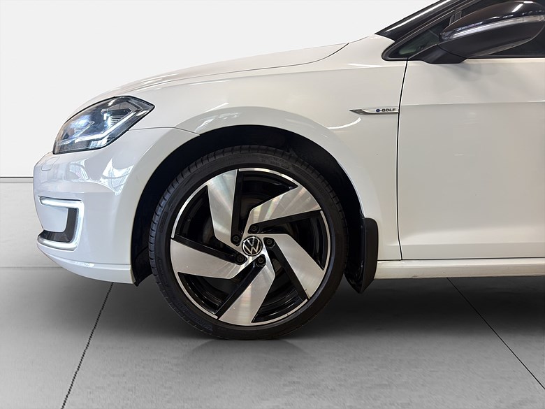 Volkswagen e-Golf, värmepump, SOH 91,1%, Kamera, Navi 2019, vit – bild 21 av 21, begagnad hos Niber i Järfälla