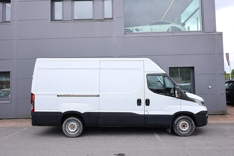 Iveco Daily 35-130 Skåpbil 2.3 JTD Hi-Matic 126hk Värmare 3 sits