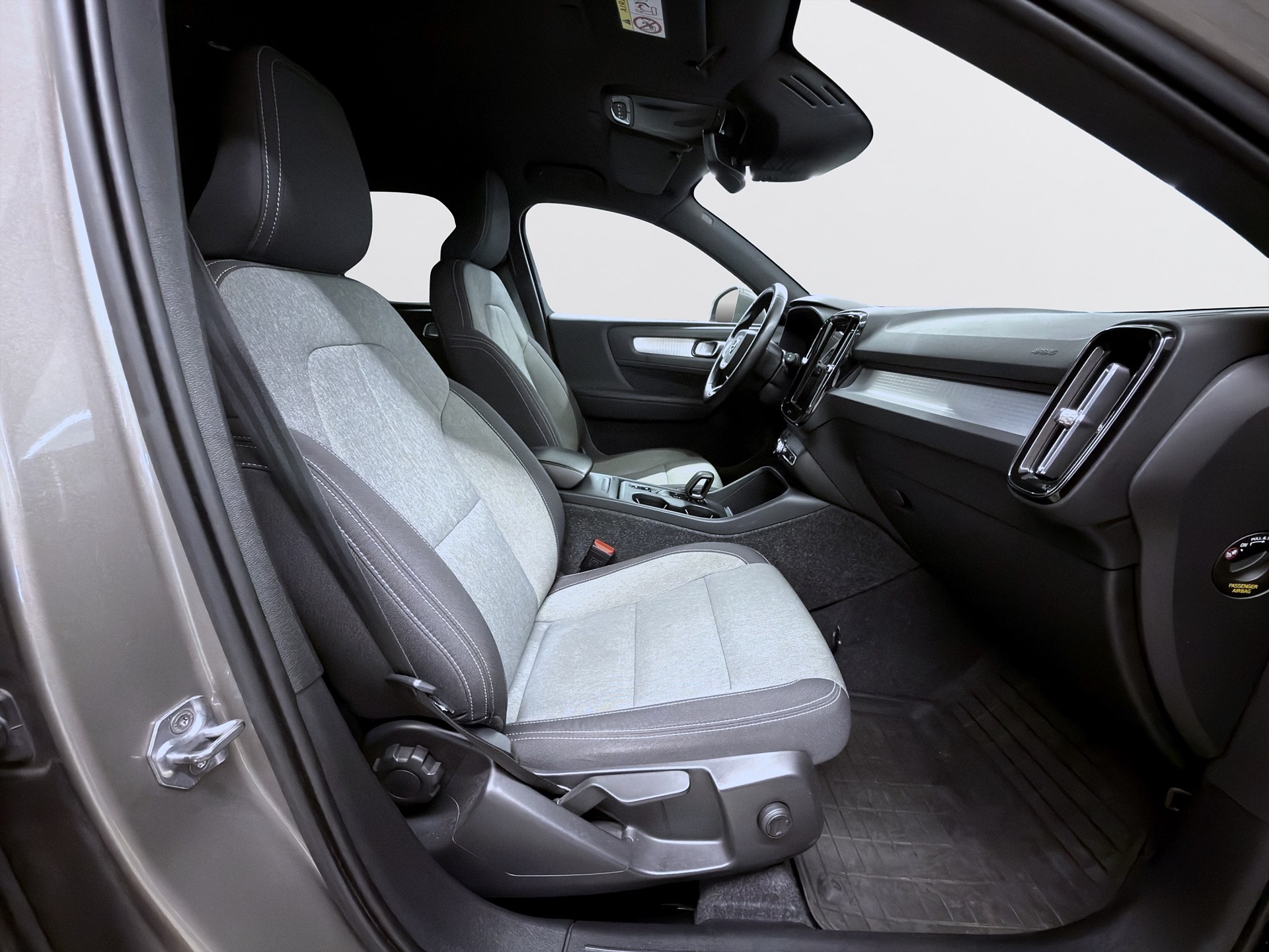 Volvo XC40 B4 AWD 197hk Momentum Navi CarPlay Drag B-Kamera