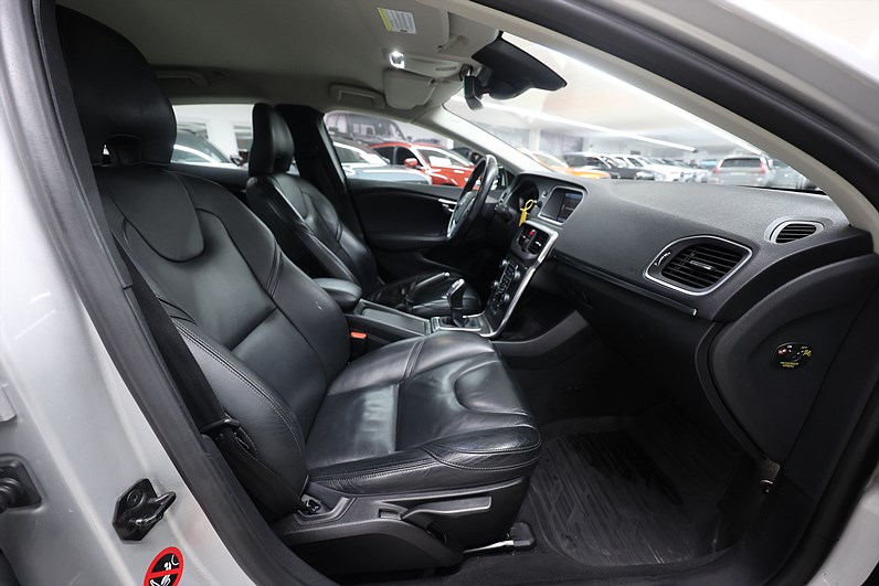 Volvo V40 D2 115hk *Hjulkampanj!* Summum Värmare Kamera