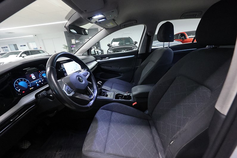 Volkswagen Golf 1.0 TSI 110hk Base Navi CarPlay PDC