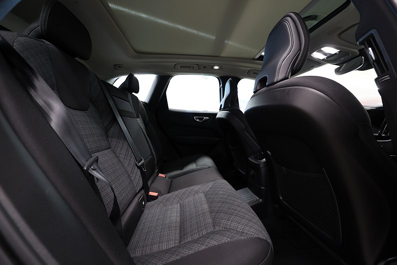 Volvo XC60 Recharge T6 AWD 350hk Core Edition Pano Drag Keyless MOMS