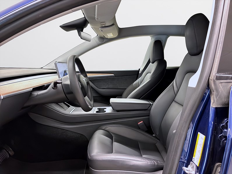 Tesla Model Y Long Range AWD 514hk Pano Drag Läder Navi